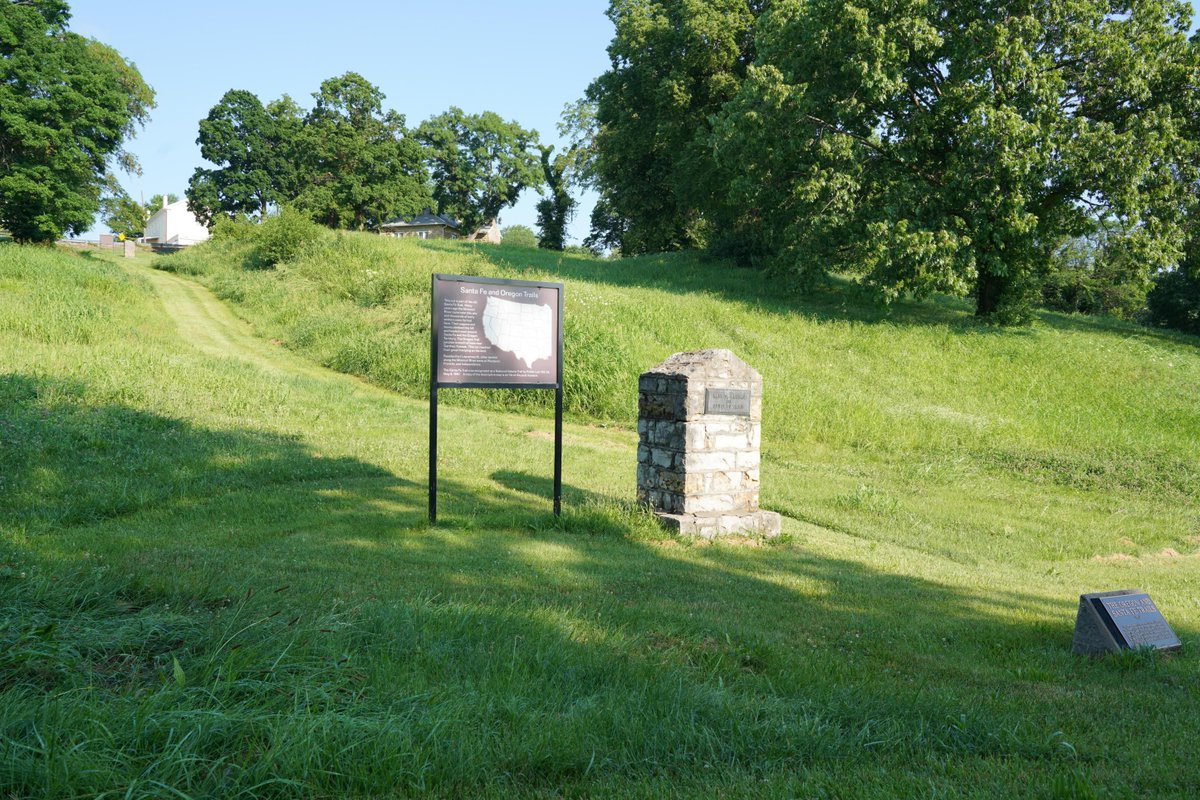 usacac's tweet image. This for this #FunFactFriday we look at the scenic overlook of "The Highway to the West," located on @FortLeavenworth. Scaled by the Lewis and Clark expedition in 1806, hundreds of supply wagons that were hauled up by horses or oxen created the cut remains in the hillside today.