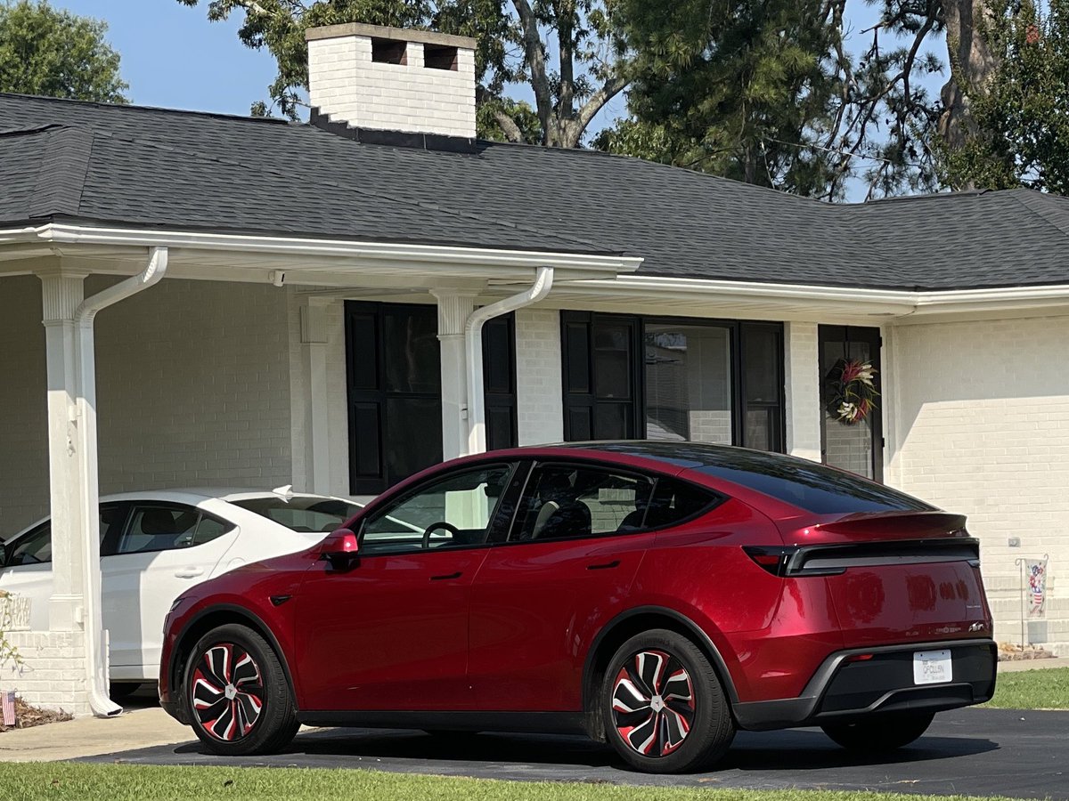 Was out this morning and spotted this new Model Y about a block from the house. Hopefully it’s a new addition to the neighborhood and not just visiting.