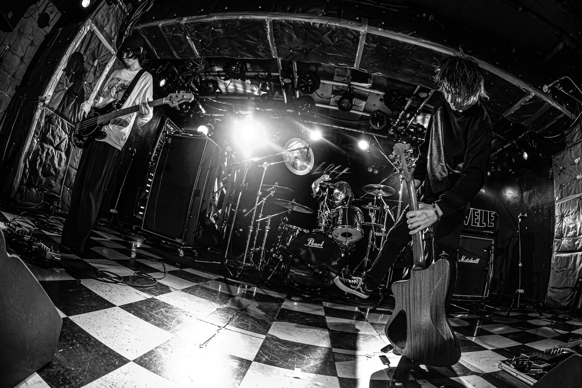 _LEVEL_E_'s tweet image. LEVEL Eは一応約15年の歴史があり、その時その時にメンバーが感じた「カッコいい」を形にしてるから音楽性が変わったり原点回帰したり…でもそれはバンドに限らず人間性や物事の捉え方にも通ずる話であって

そんな歴史の一端を感じられるようなLIVEを29日ミネさん追悼イベントで出来ればと思っちょり