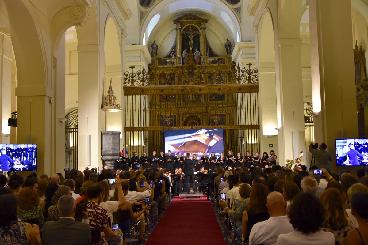 VProyeccionUCLM's tweet image. Este año el acto cultural del #CorpusChristiUCLM estuvo centrado en moda, arte y música. Gracias a #LorenzoCaprile y a la Orquesta sinfónica y al coro del Campus de Toledo por brindarnos una tarde mágica 🎶