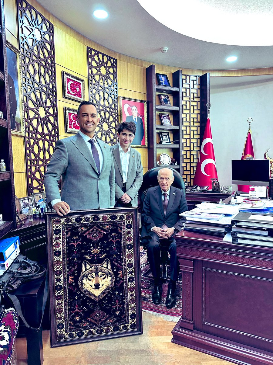 Oğlum Kürşad ile birlikte, Türk Milleti’nin yüksek iradesini temsil eden bilge liderimiz, Milliyetçi Hareket Partisi Genel Başkanı Sayın Devlet Bahçeli’yi ziyaret ederek hayır dualarını aldık.
Allah başımızdan eksik etmesin..