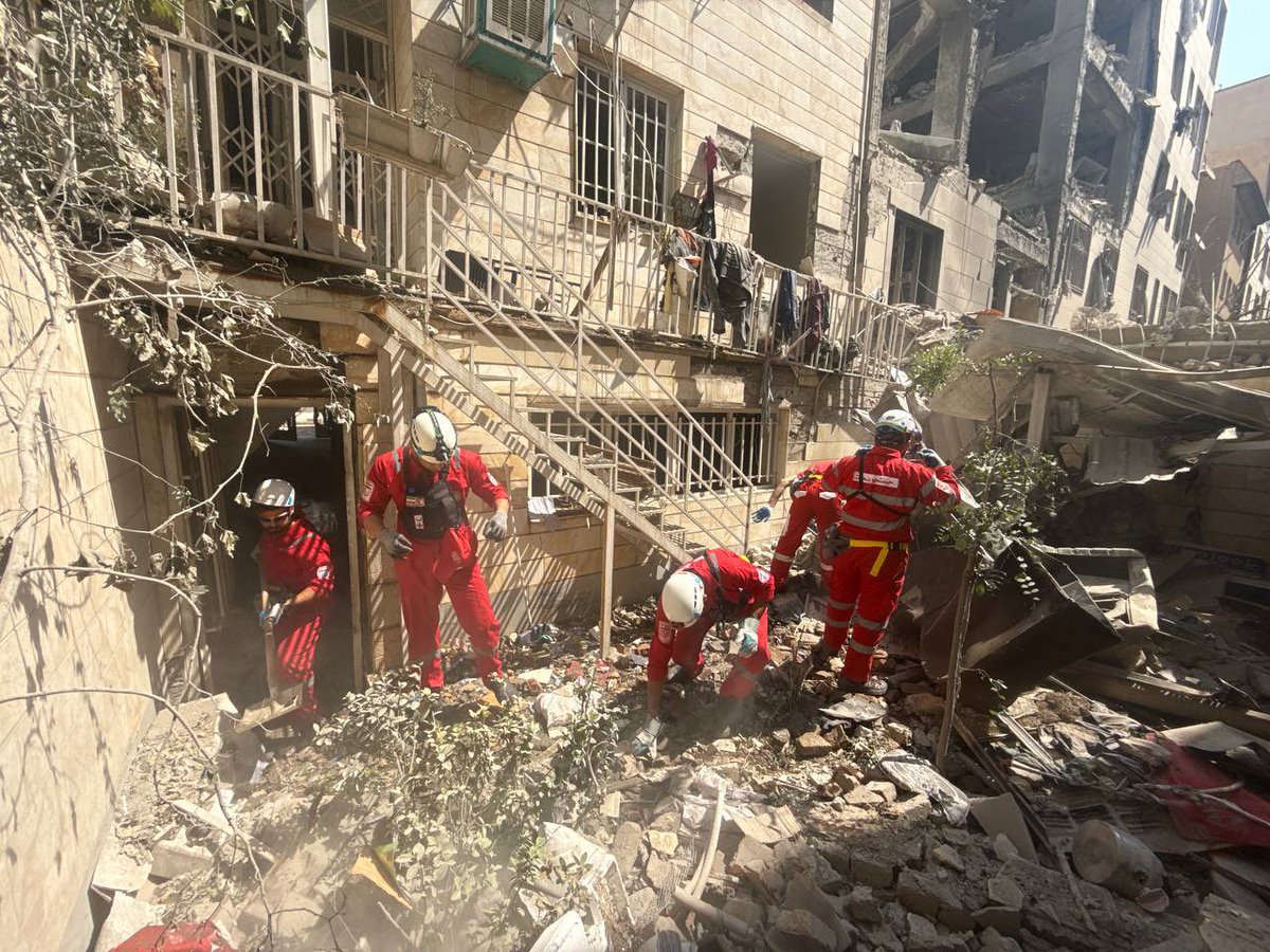 Iranian Red Crescent Society teams are tirelessly responding to the humanitarian needs arising from the recent escalation of hostilities. They are conducting search &amp; rescue, providing emergency shelter, medical support &amp; psychosocial support.
‌
📷: Iranian Red Crescent Society