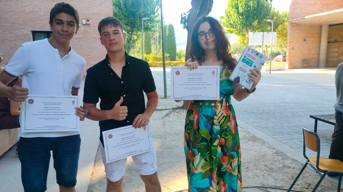 Acto de clausura del XI <a href="/IdiesProyecto/">Proyecto IDIES</a> y entrega de diplomas a los alumnos.
Una jornada muy especial de convivencia y aprendizaje compartido junto a alumnos y profesores de otros centros 🤝📚
Gracias a la <a href="/UniversidadMH/">UMH</a> por la impecable organización y la cálida acogida 🙌😊