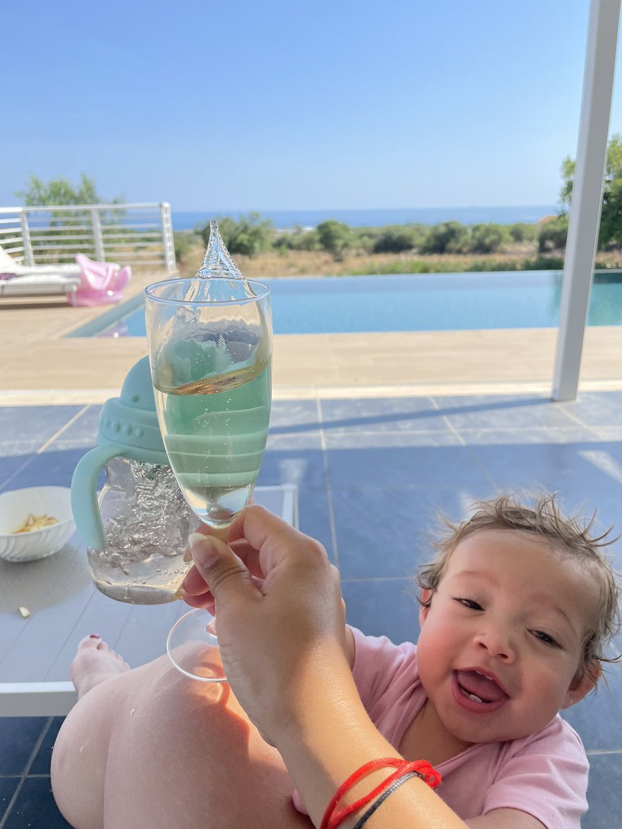 Cheers 🥂 

Happy Friday 🩷