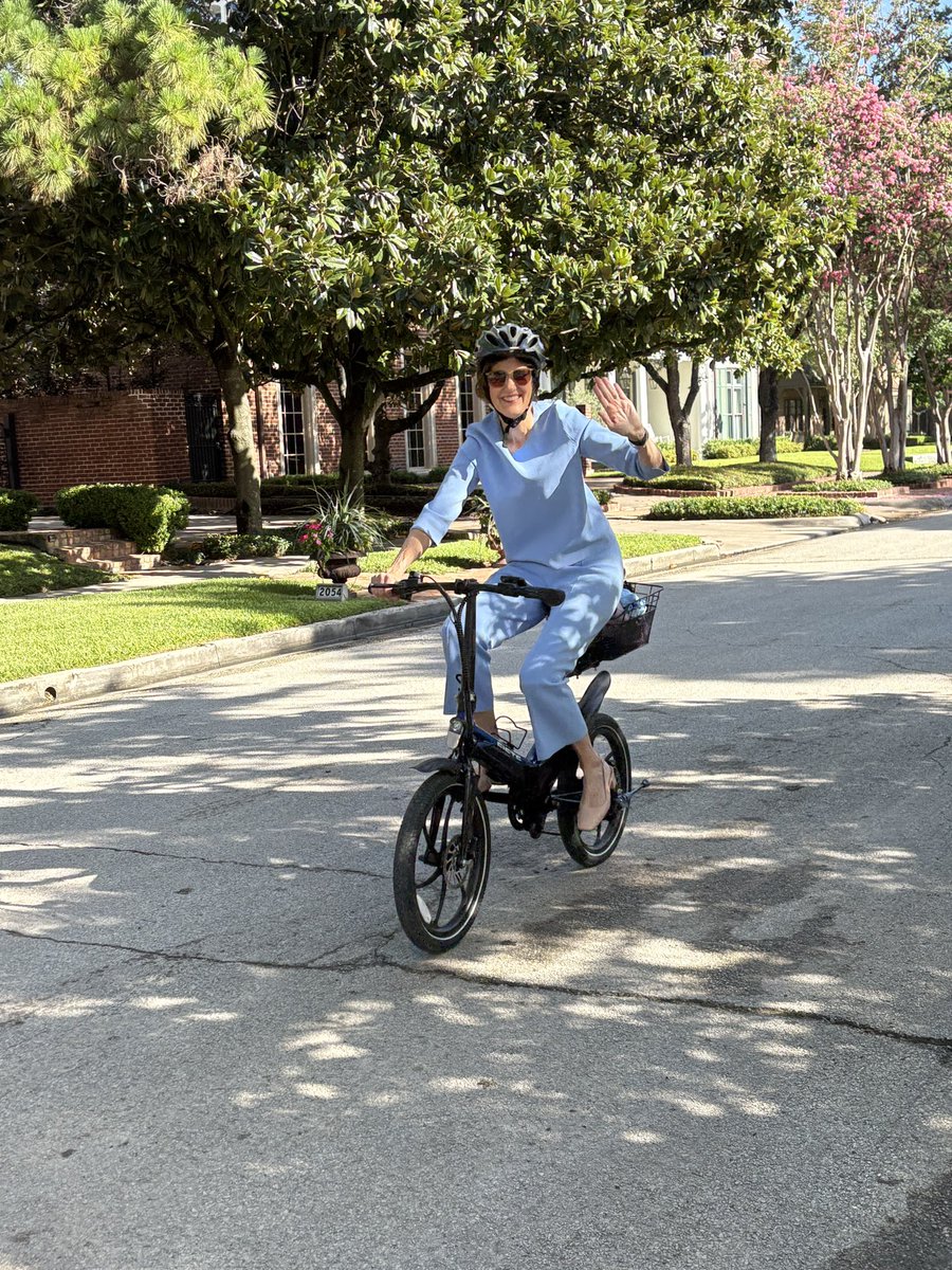 Bike to work on this #NoCarFriday! Loving my e-bike🚴‍♀️