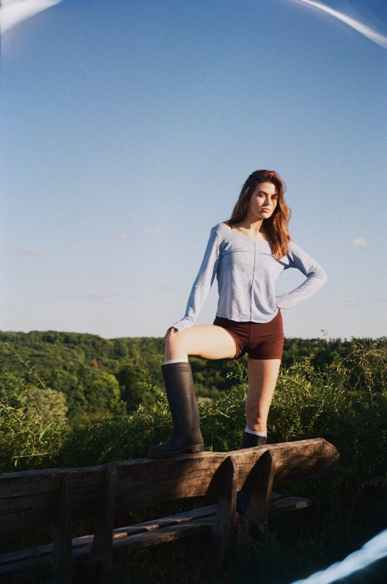 хочу вам сказати, що ми вирішили зробити блакитний лонгслів 🥹 сьогодні відкриваємо передзамовлення!

неймовірний колір 🩵