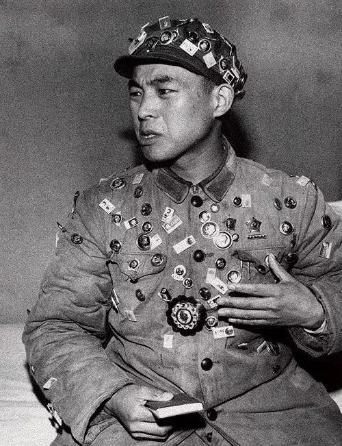 dhfzvbj11050's tweet image. Although I have posted about him before, I would like to introduce him again. His name is Wang Guoxiang, from Chongqing. He was interviewed by a reporter from Japanese TV station NHK and "Red News Soldier" Li Zhensheng.
