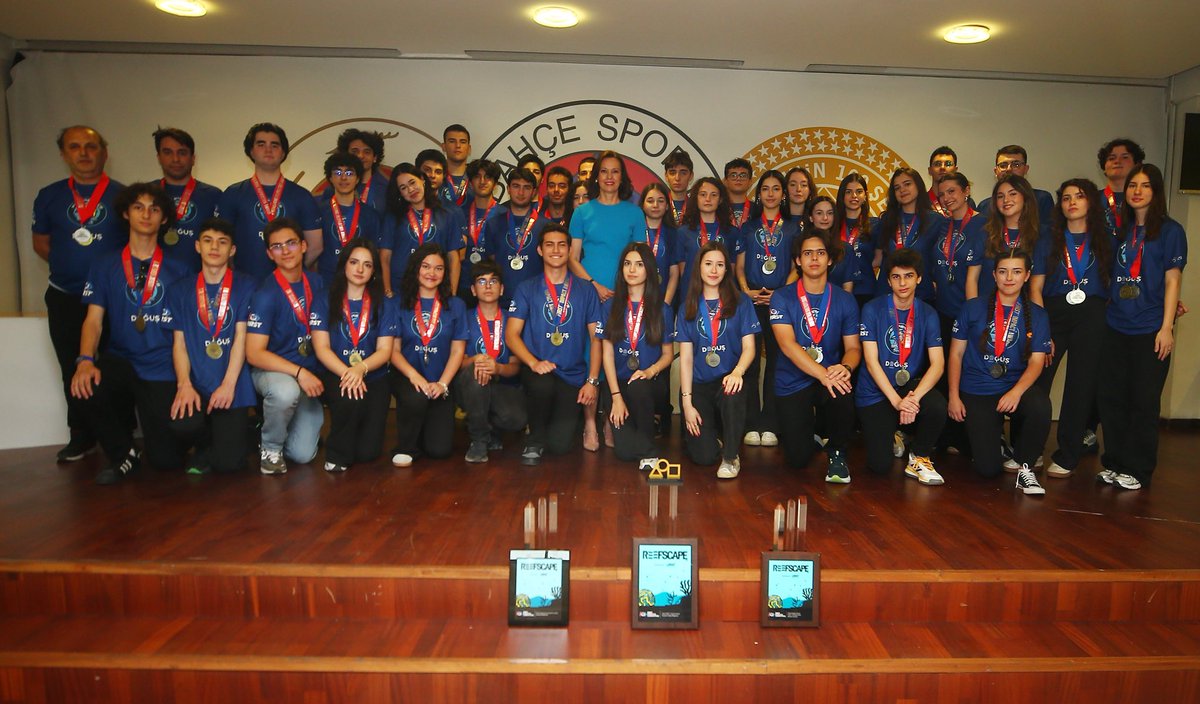 Sezonu 3 ödül ile tamamlayan Robotik Takımımız madalyalarını teslim aldı. 💛💙

🔗 bit.ly/4kXaCgp