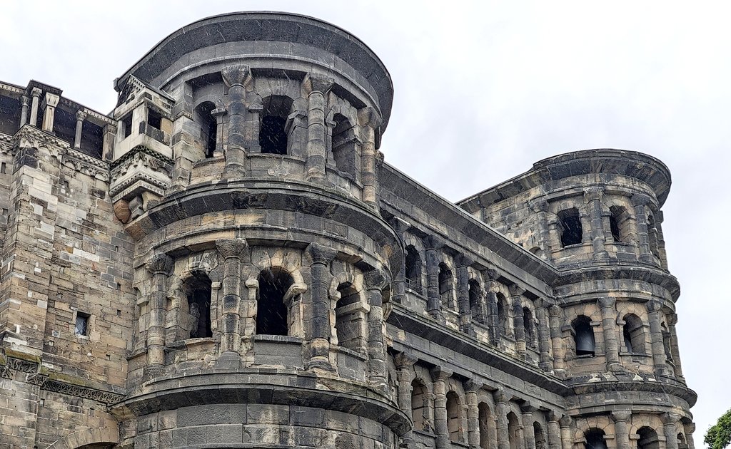 Face à la Porta Nigra (IIe siècle ap. JC) de Trèves. L'impression de se trouver dans un tableau d'Hubert Robert.
Il suffirait de remplacer le vilain barnum dressé pour l'Altstadtfest par un tas de fourrage et d'ajouter quelques vaches.