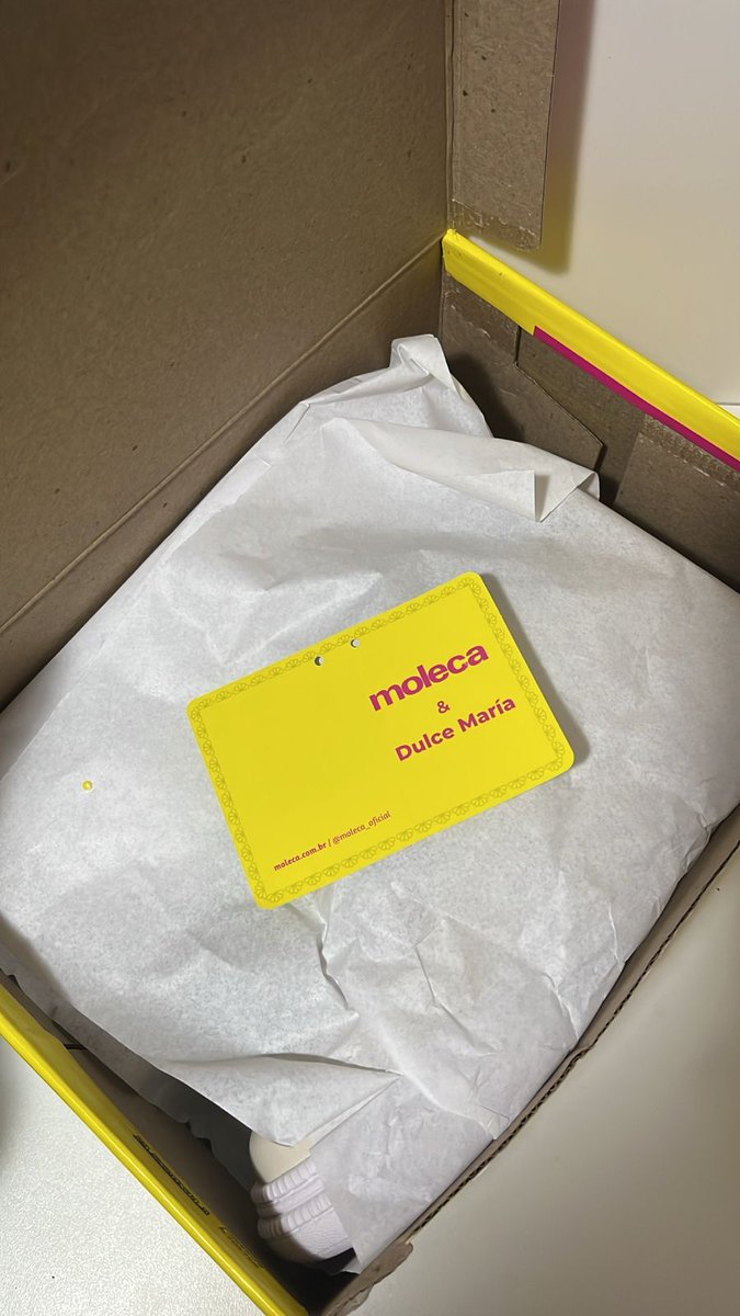dmstreams's tweet image. Caixa de sapato da collab #MolecaYDulce de Moleca com Dulce Maria, que já está disponível nas lojas.