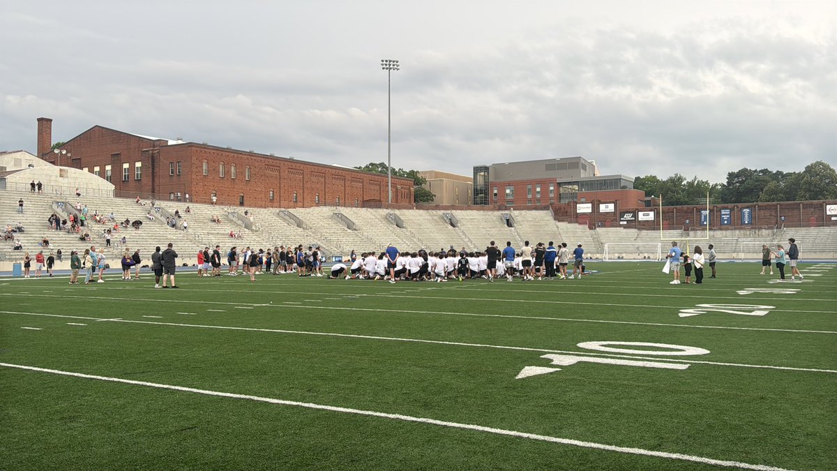 Lando14_'s tweet photo. Had a great camp day with @DrakeBulldogsFB learned a lot of new things more to come in the future #AGTG 🙏🏾

@coachqgriffith @DrakeBulldogsFB @CoachRico15 @CoachMcHugh62 @MJ_NFLDraft @CoachJoeWoodley @BallCoachHP @OLCoachFelina @Dale_OlineCoach https://t.co/KnRCkSq8XU