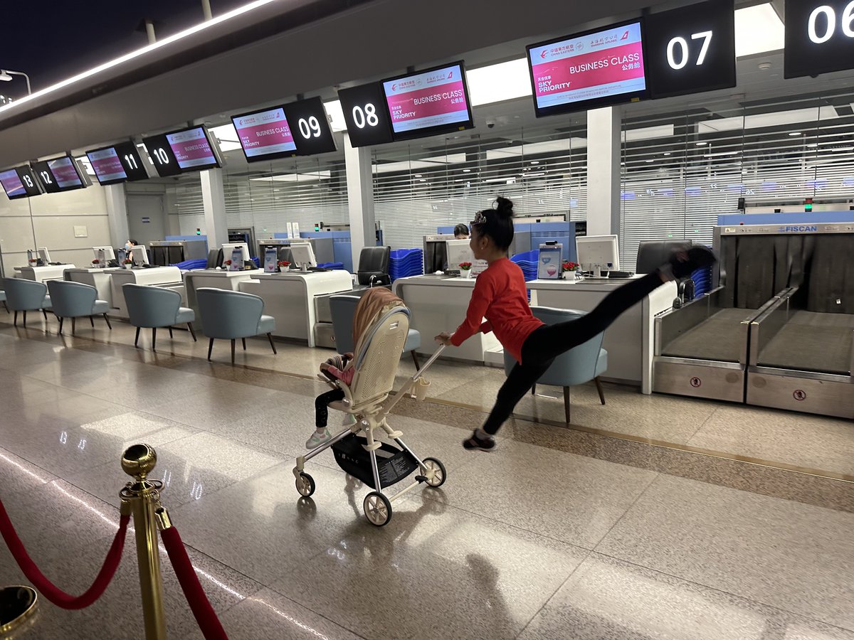DashHuang's tweet photo. @erjinxia 仅仅在2年前，2023年的6月，我们家值机时候还是所有柜台唯一的客人。 https://t.co/vWF88zuZMe