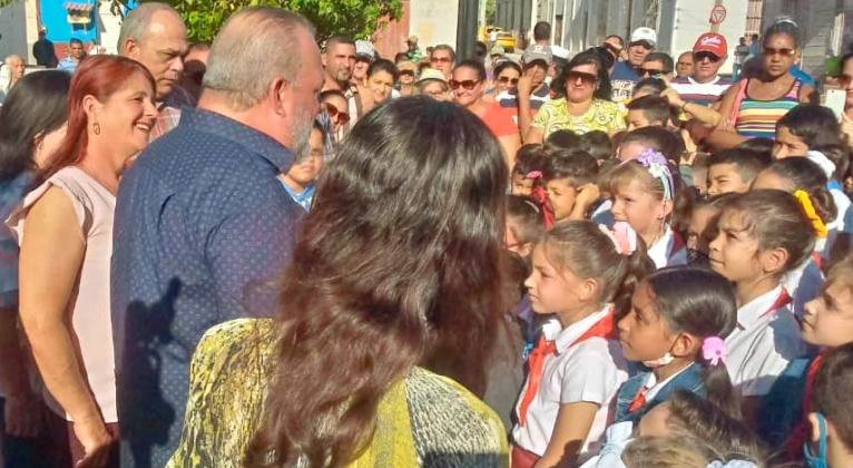 El principio fundamental que sustenta el sistema de trabajo del Gobierno es el vínculo directo con el pueblo, en pos de sumar a todos en la búsqueda de soluciones. 

Estimular la participación, el control popular y la rendición de cuenta constituye una prioridad.

#UnidosXCuba