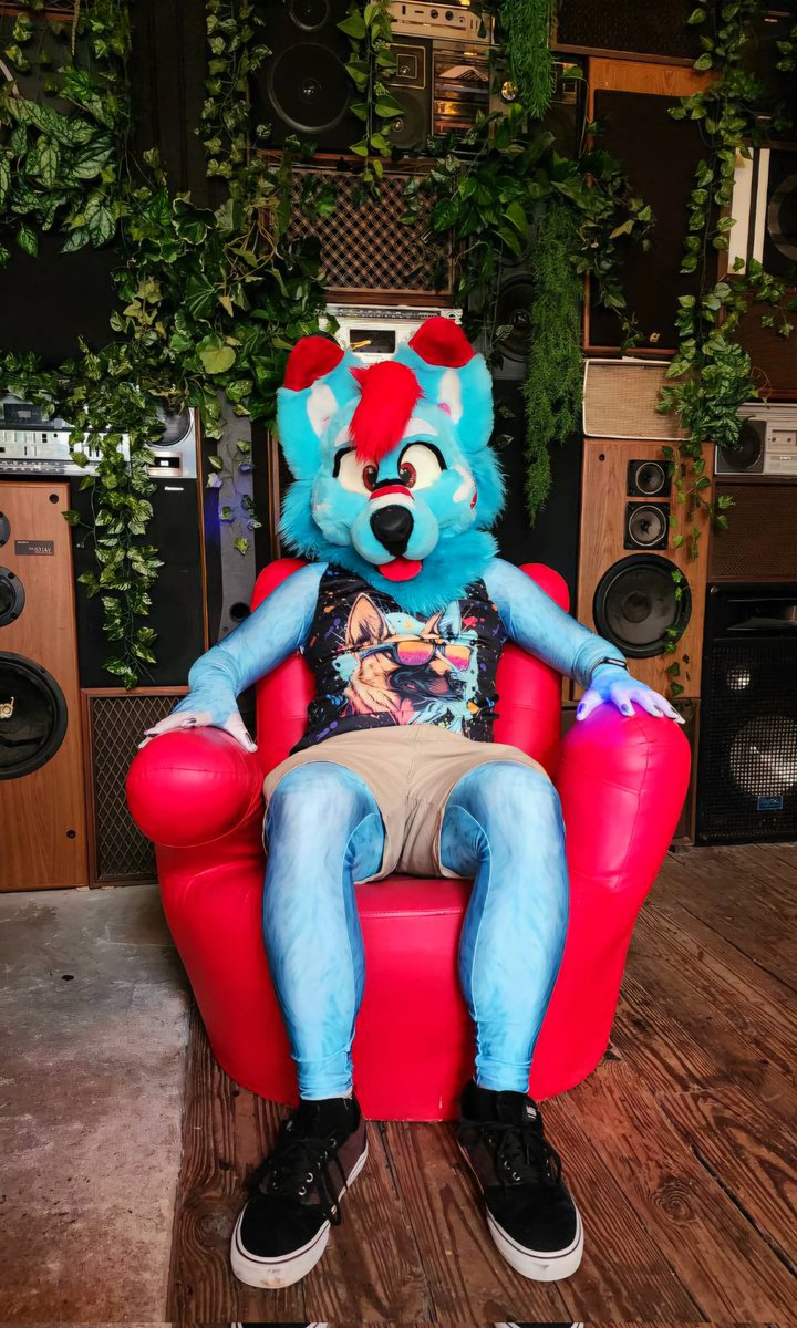The speaker wall <a href="/CincyBLEAT/">BLEAT</a> is amazing! Definitely want to get more pictures in the future.
#FursuitFriday 
📸: <a href="/Kirkogluwu/">🅱️◢ ◤</a>