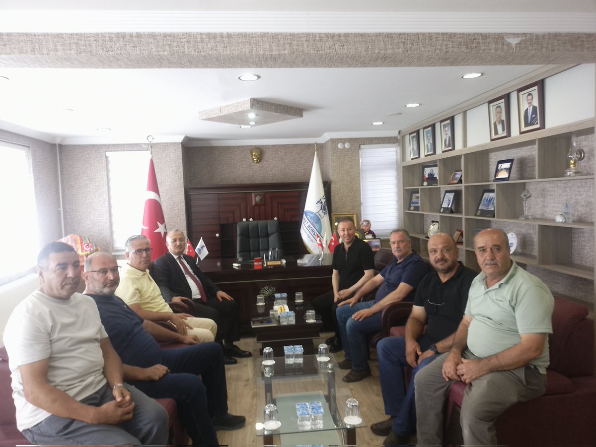 Akşehir İlçe Kaymakamı Sn. Dr. Mehmet Özel, tayininin çıkmasıyla birlikte İlçemizde veda ziyaretleri kapsamında Borsamıza ziyarette bulundu.

Borsamız Yönetim Kurulu Üyeleri ile Meclis Başkanı,
İlçemizde yaptığı çalışmalar için teşekkür ettiler.