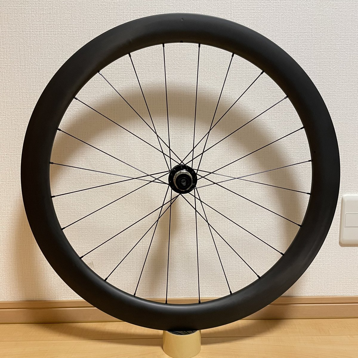 NTR_wheel's tweet photo. 今日も丹精込めてホイールをこしらえました。
10ペア御注文いただいている内の5・6ペア目です。

写真では分かりにくいですが、ニップルはシルバーとブラックで分けました。
見た目の印象も変わって面白いです。

#NTRwheel
#手組みホイール
#wheelbuild 
#ロードバイク 
#roadbike https://t.co/mJ8oyONDp9