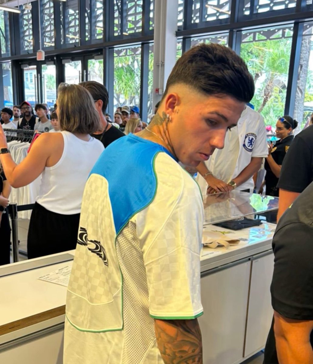 enzo tiene pinta de hacerse el bandido pero en privado te pide que lo cucharees y le hagas mimos😩 mi re amor