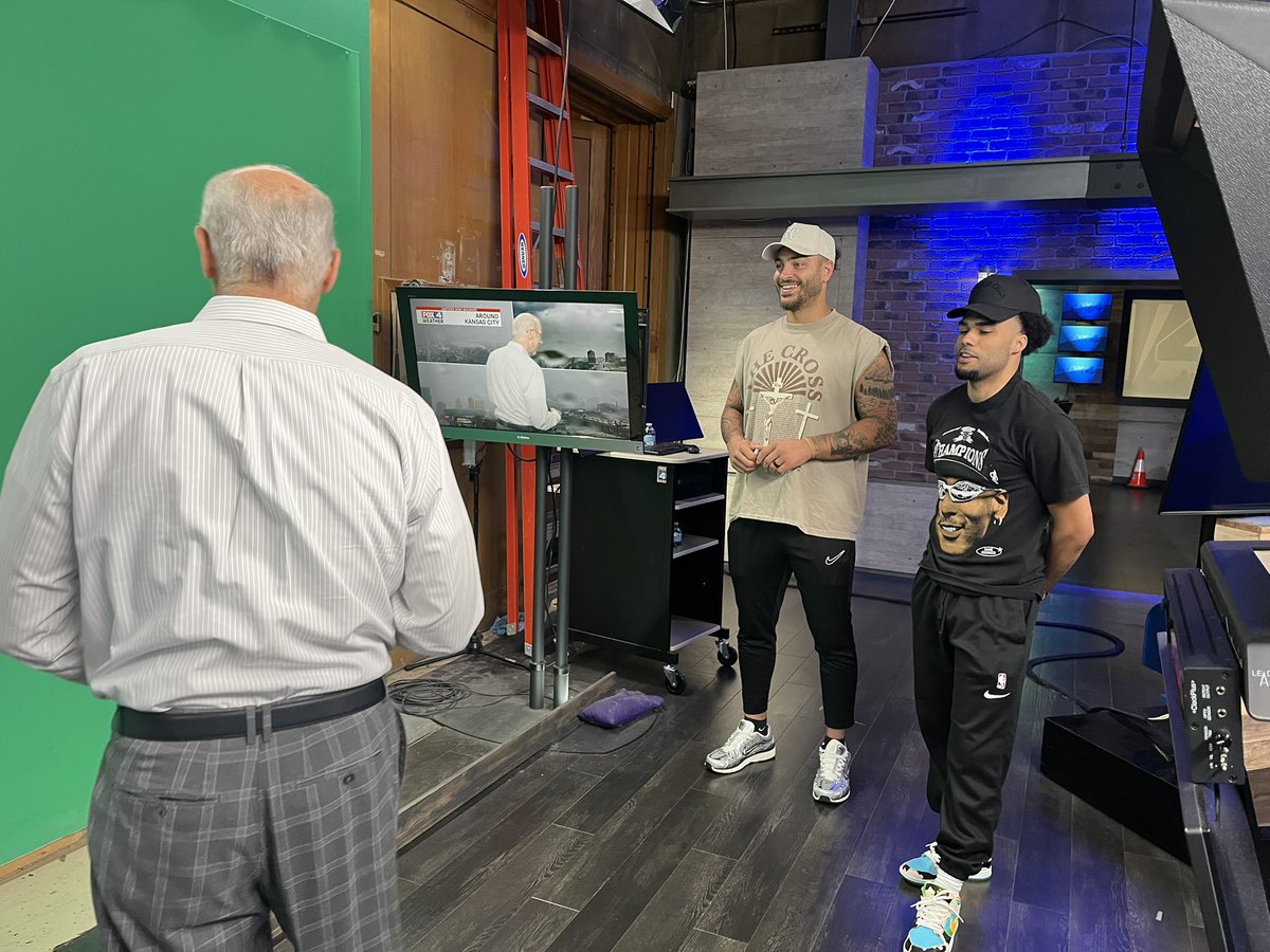 HaroldRKuntz3's tweet photo. .@fox4wx teaching Briley Moore (@Briley_moore22) and Jacob Gilyard (@G1LYARD) how to perfect doing the weather. Tonight-- the celebrity Bball game for Winners Circle Weekend along with other events in the area this weekend! https://t.co/VXa6HUwoBj