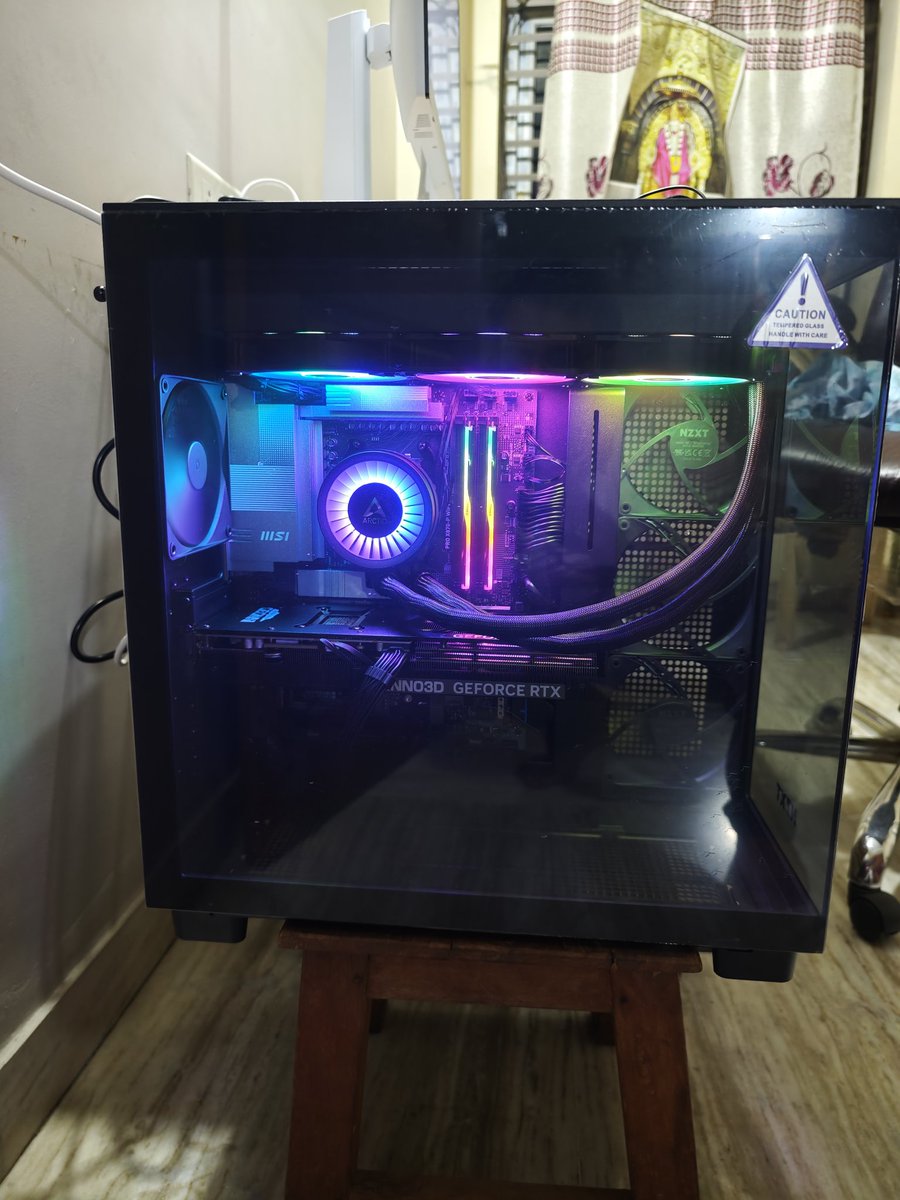 Ox4d5a's tweet image. Its here, my first pc build. 
9950x3d + 5070ti 😭😭🤩🤩🤩😘😘