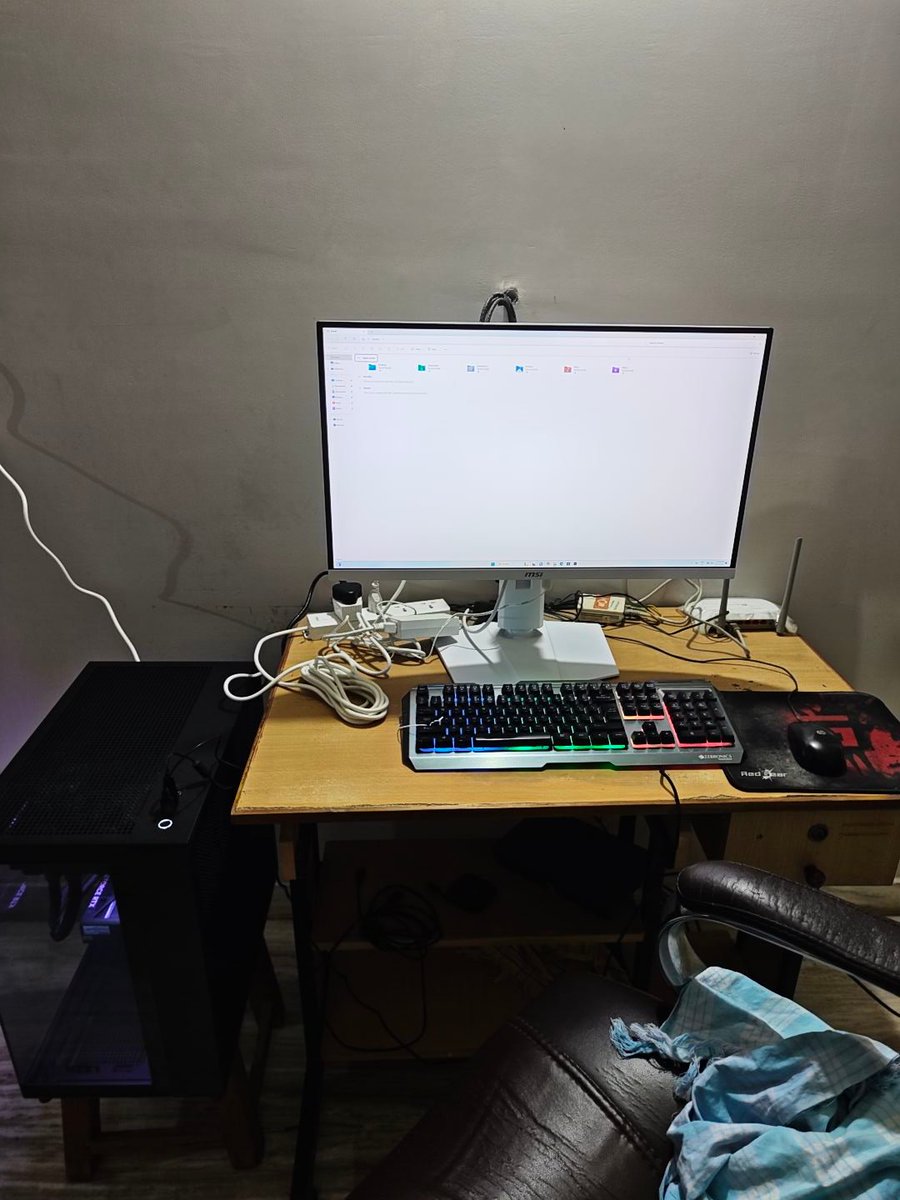 Ox4d5a's tweet image. Its here, my first pc build. 
9950x3d + 5070ti 😭😭🤩🤩🤩😘😘