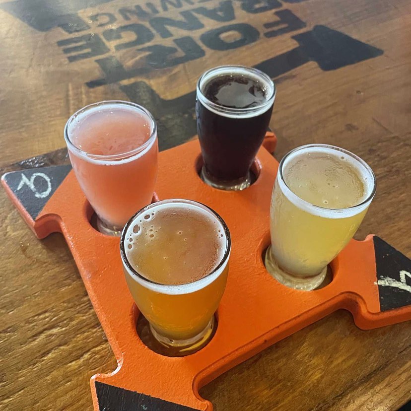 🍻 Fridays are for flights!
Start the weekend off right with a hand-picked flight of local craft beer. From crisp to hoppy to fruity—we've got something for everyone.
👉 Drink local. Support small. Cheers to the weekend!