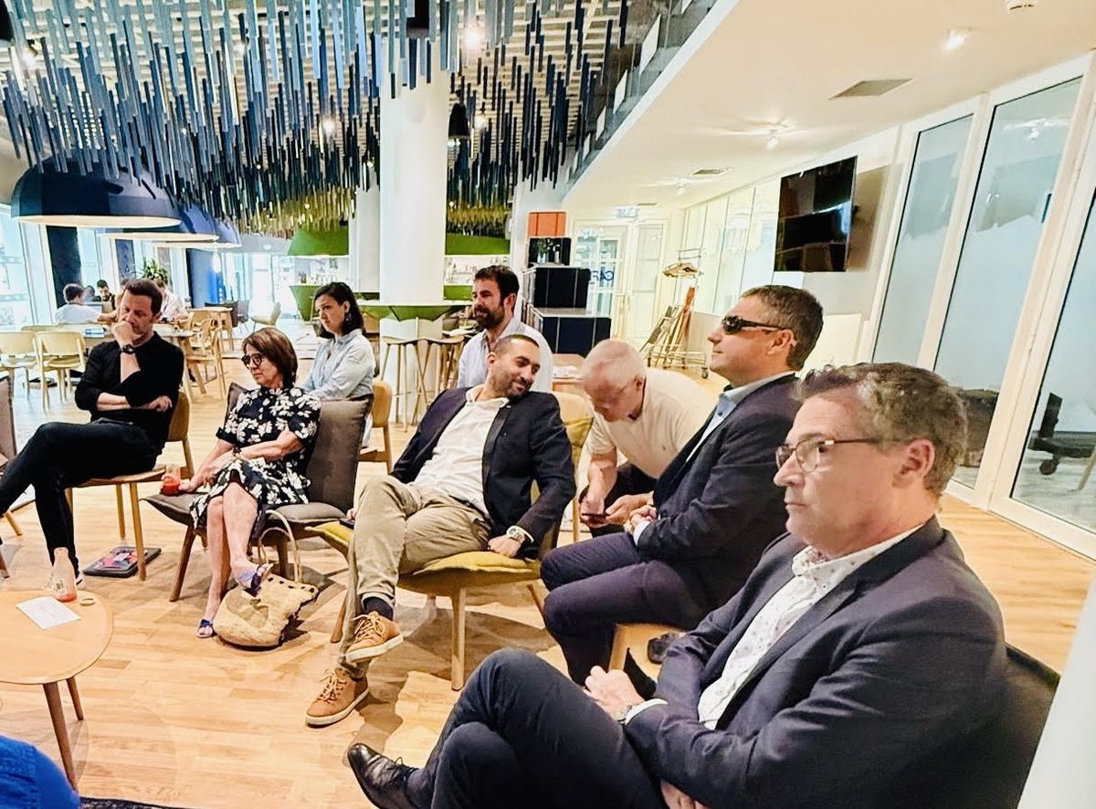 Une équipe au travail et au service des habitants de nos 24 communes.
Transport, logement, urbanisme, gouvernance... les défis sont nombreux.
Nous sommes prêts à les relever ensemble !