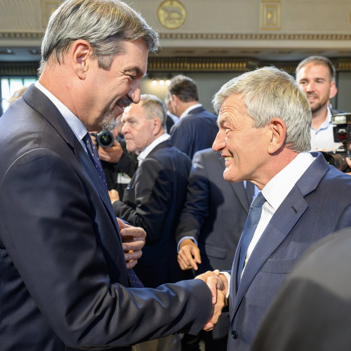 Markus_Soeder's tweet image. Was für eine Ära: 23 Jahre lang war Bernd Huber Präsident des Wissenschafts-Flaggschiffs @LMU_Muenchen. Prof. Huber ist eine der prägendsten Figuren der Wissenschaft. Mit Ruhe, Tiefe und Klarheit hat er die #LMU zur Exzellenz-Universität gemacht und den Wissenschaftsstandort