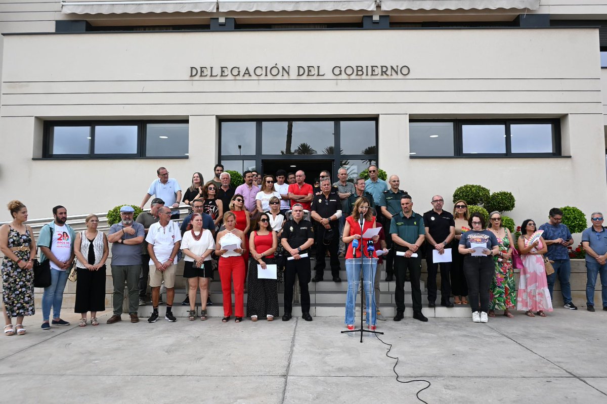 La <a href="/DelegGobMl/">Delegación del Gobierno en Melilla</a> ha reafirmado su compromiso con la celebración del Orgullo LGTBI. <a href="/sabrinamohh/">Sabrina Moh 🌹</a> y otros representantes institucionales han procedido a la lectura de la declaración institucional y se ha izado la bandera arcoíris.