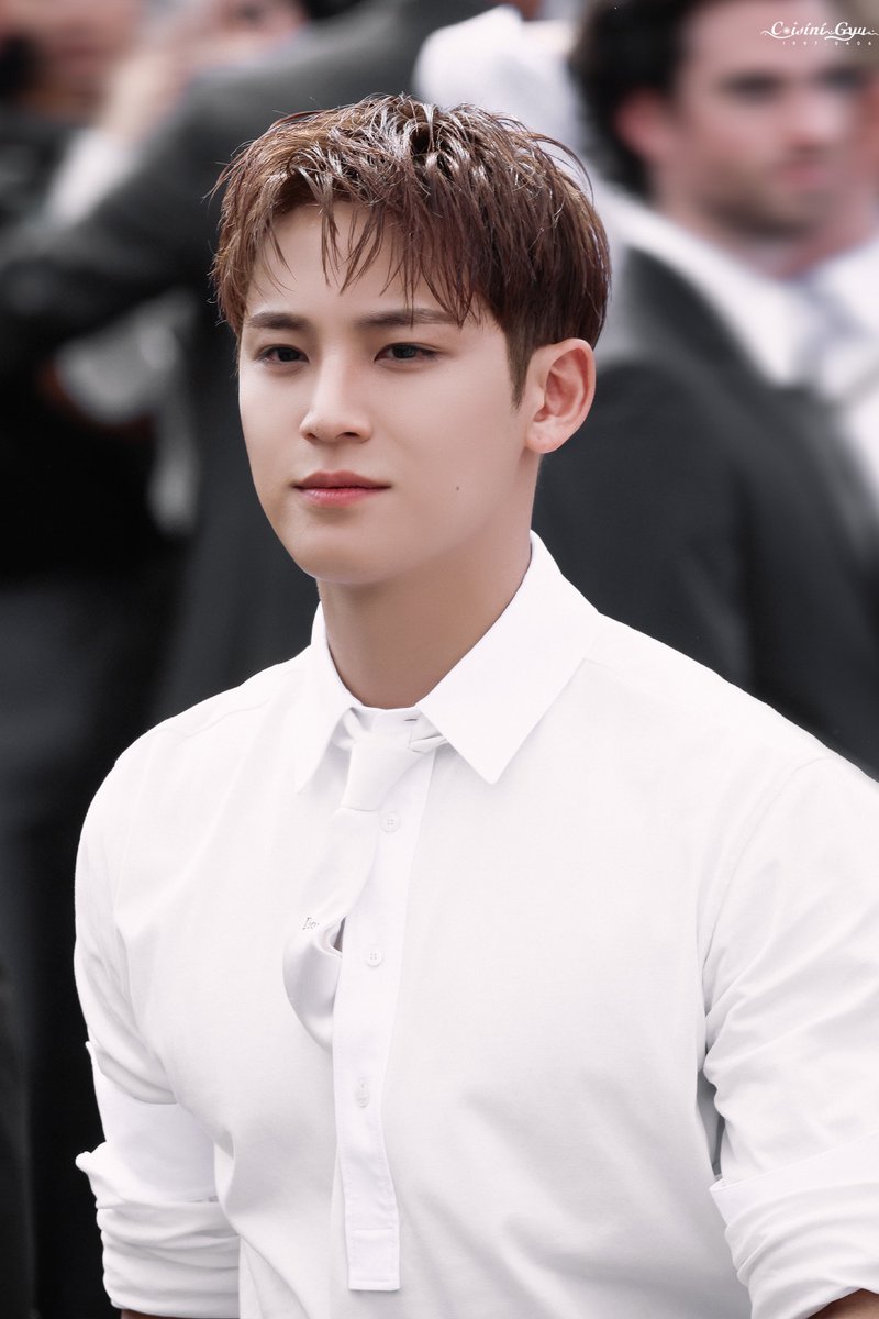 Coisini_Gyu0406's tweet photo. 20250627 DIOR 퇴근

HD4P

😘

#세븐틴 #SEVENTEEN
#민규 #MINGYU #ミンギュ
#MINGYUxDiorSummer26 #DiorSummer26 
@dior @pledis_17 https://t.co/ZHJAlT6HyE