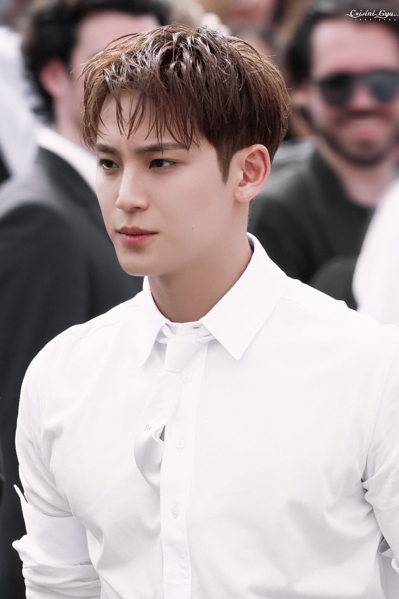Coisini_Gyu0406's tweet photo. 20250627 DIOR 퇴근

HD4P

😘

#세븐틴 #SEVENTEEN
#민규 #MINGYU #ミンギュ
#MINGYUxDiorSummer26 #DiorSummer26 
@dior @pledis_17 https://t.co/ZHJAlT6HyE