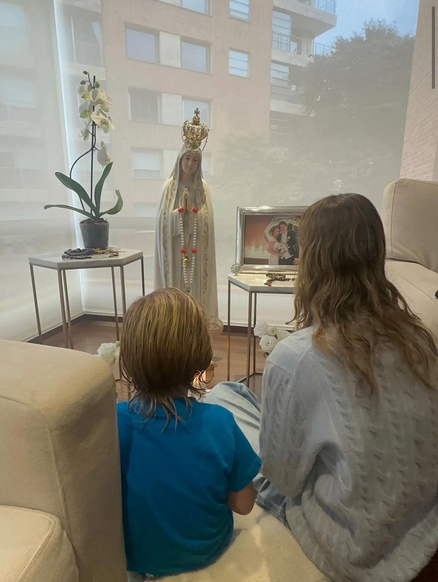 #ATENCIÓN “Hoy Miguel entra a un nuevo procedimiento. En nuestras palabras un nuevo milagro. Unámonos a la 1PM, momento en que Miguel estará siendo intervenido”, escribió en sus redes sociales María Claudia Tarazona, esposa del precandidato presidencial, Miguel Uribe Turbay.