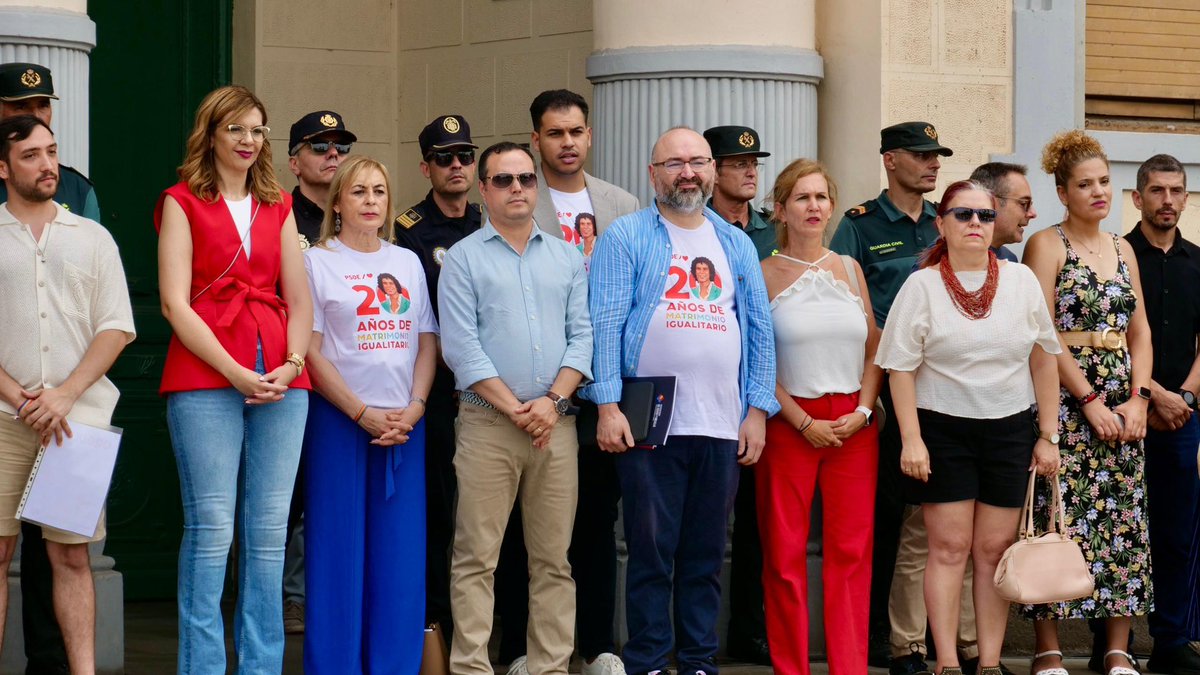 Los diputados del Grupo Socialista y miembros de la Comisión Ejecutiva Regional del <a href="/psoemelilla/">PSOE Melilla</a> han asistido al acto institucional que ha tenido lugar en el Palacio de la Asamblea para conmemorar el Día del Orgullo LGTBI y reafirmar su compromiso con el colectivo.