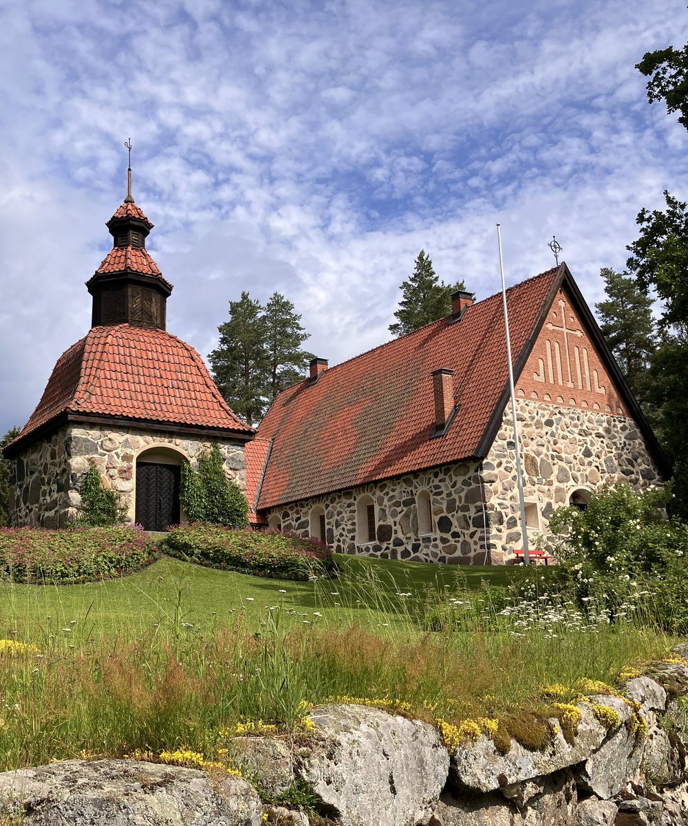 Päivän, myös viikon, pitkä lenkki pyörällä Kämmenniemestä Aitoniemen ja Hirviniemen kautta kahville Nurmin Majakan kesäkahvilaan. Aitolahden ”keskiaikainen” kivikirkko vuodelta 1928 on hieno. Se on rakennettu talkoilla!! #pyöräily #Tampere #Teisko