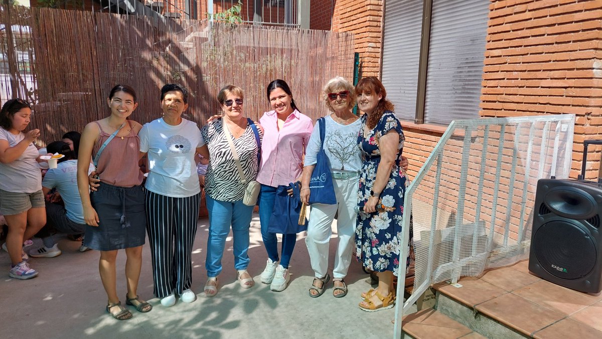Avui a l'#EspaiPolivalent de #Badalona hem presentat el número 00 de la revista "El Camaleó", una publicació que recull continguts molt variats, amb les aportacions d'educadors, voluntaris, comerciants... Gràcies a tothom qui l'ha fet possible! Ha estat una jornada inoblidable!😎
