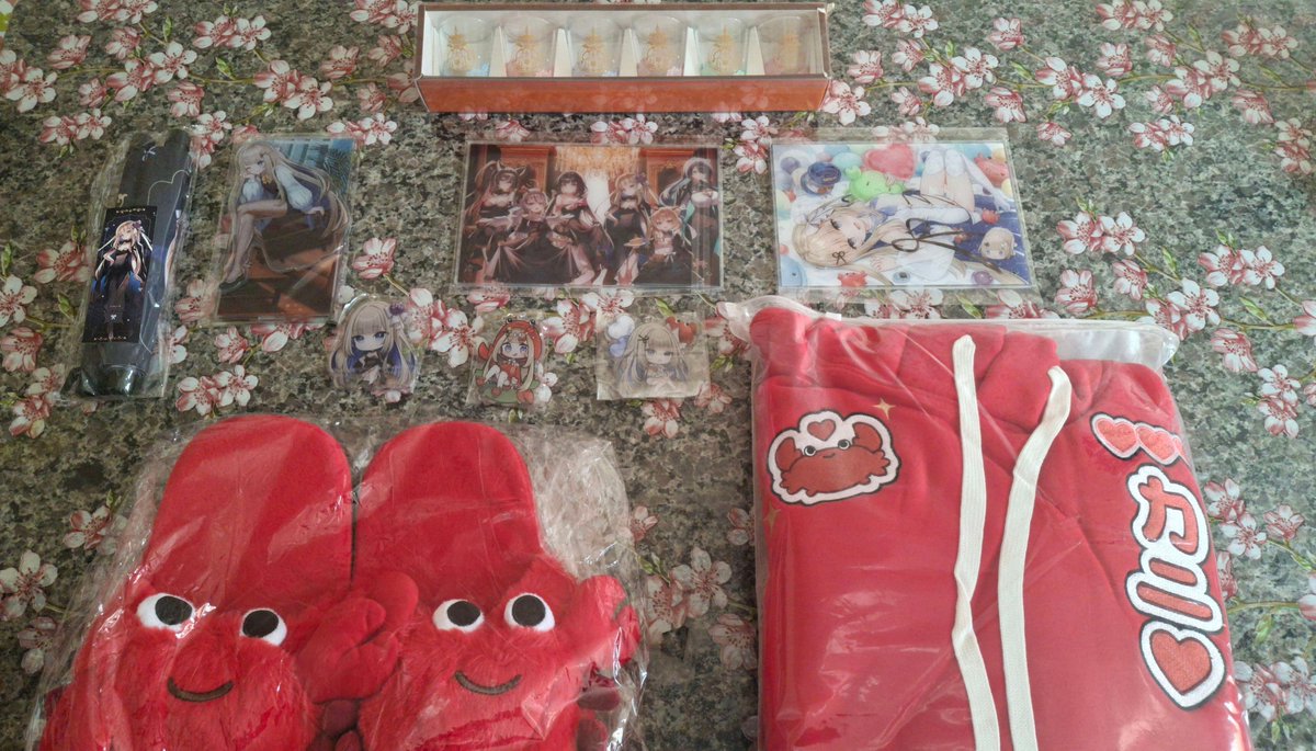 Gubulus's tweet image. Merch arrived right in time to celebrate your birthday and Alias anniversary!
I hope you get well soon, granny🙏
#amanogawashiina