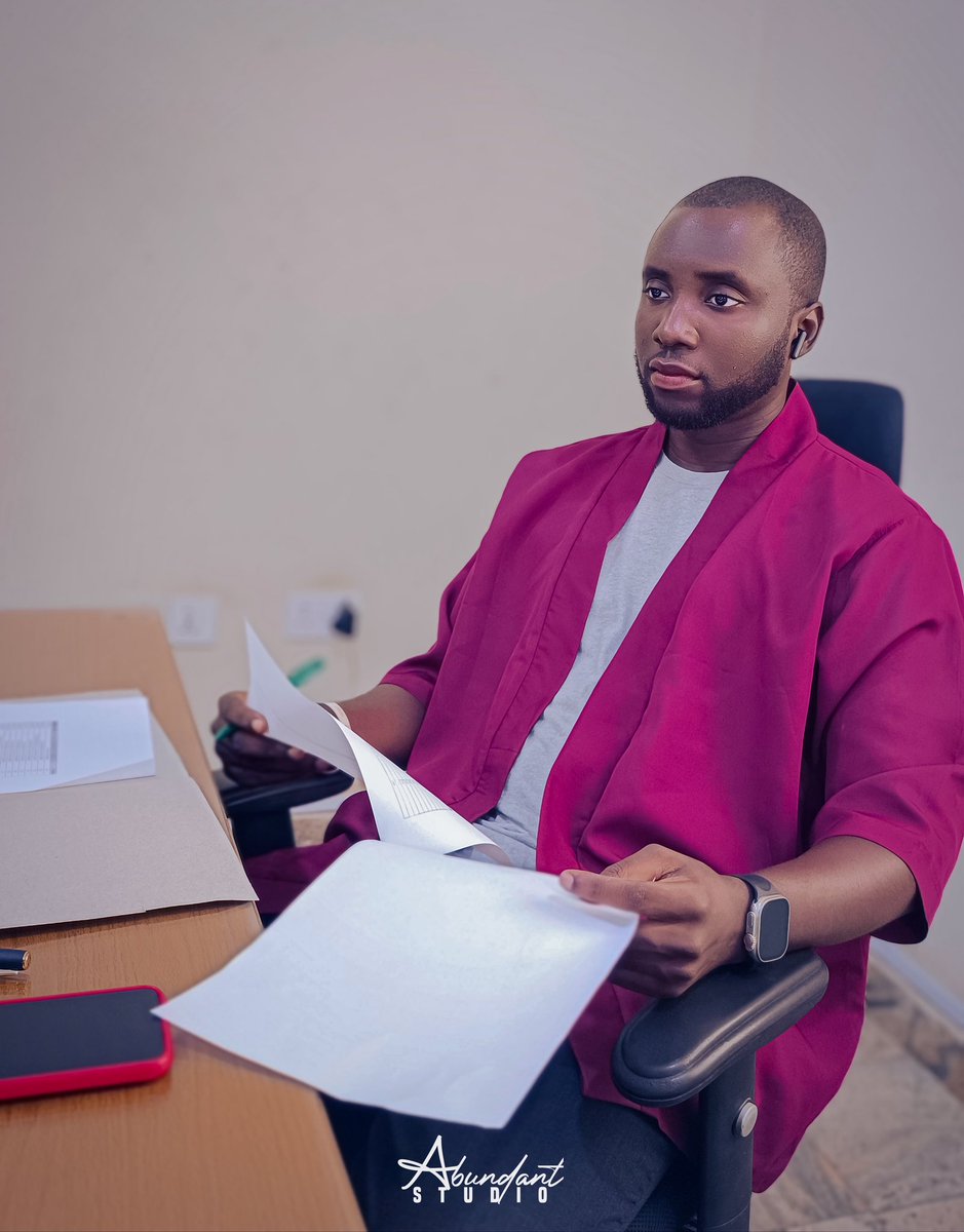 richie_yor's tweet image. Priorities first, distractions later. 💼
 #Focused #GoalOriented #Productivity&quot;