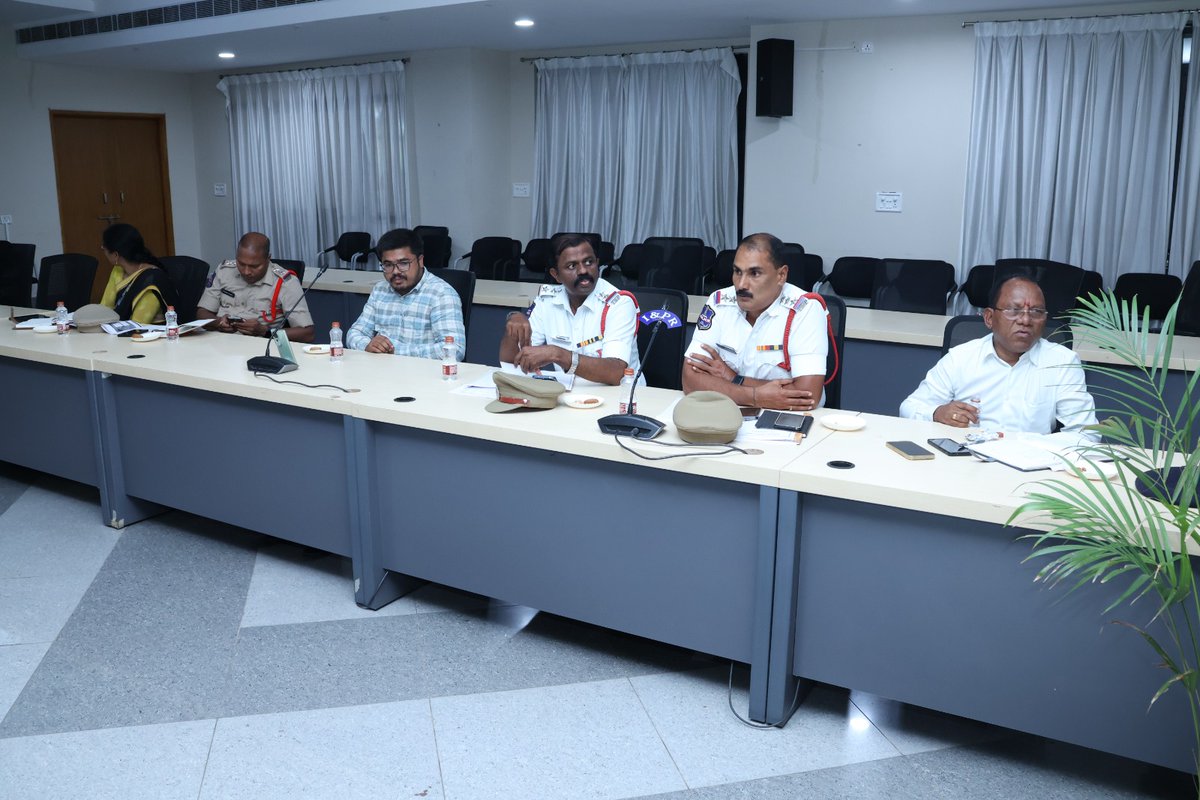 Collector Hanumakonda District (@collector_hnk) on Twitter photo హనుమకొండ జిల్లా కలెక్టరేట్ లో వివిధ శాఖల అధికారులతో నిర్వహించిన రోడ్డు భద్రత కమిటీ సమావేశంలో జిల్లా కలెక్టర్ స్నేహ శబరీష్ మాట్లాడుతూ రహదారుల భద్రతపై సంబంధిత శాఖల అధికారులు తనిఖీలు నిర్వహించాలని ఆదేశించారు.
<a href="/TelanganaCMO/">Telangana CMO</a>
<a href="/TelanganaCS/">Office of Chief Secretary, Telangana Govt.</a> హనుమకొండ జిల్లా కలెక్టరేట్ లో వివిధ శాఖల అధికారులతో నిర్వహించిన రోడ్డు భద్రత కమిటీ సమావేశంలో జిల్లా కలెక్టర్ స్నేహ శబరీష్ మాట్లాడుతూ రహదారుల భద్రతపై సంబంధిత శాఖల అధికారులు తనిఖీలు నిర్వహించాలని ఆదేశించారు.
<a href="/TelanganaCMO/">Telangana CMO</a>
<a href="/TelanganaCS/">Office of Chief Secretary, Telangana Govt.</a>