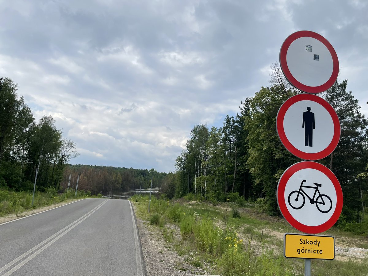 ⬇️🤡 „Podwodnica” nowym punktem na turystycznej mapie #Malopolska.

🚌 30 osób wyszło z autokaru i robiło zdjęcia zalanej od dwóch lat obwodnicy Bolesławia.

🔴 A woda nadal się podnosi…

<a href="/RadioKrakow/">Radio Kraków</a> #Krakow