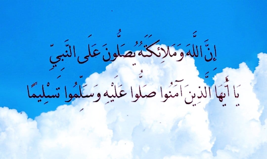 " رأيت رجلا ظاهر الوضاءة ، أبلج الوجه ، حسن الخلق ، لم تعبه ثجلة ، ولم تزر به صعلة ، وسيم ، قسيم ، في عينيه دعج ، وفي أشفاره وطف ، وفي صوته صحل ، وفي عنقه سطع ، وفي لحيته كثافة ، أزج ، أقرن ، إن صمت فعليه الوقار ، وإن تكلم سماه وعلاه البهاء ، أجمل الناس وأبهاه من بعيد ، وأحلاه
