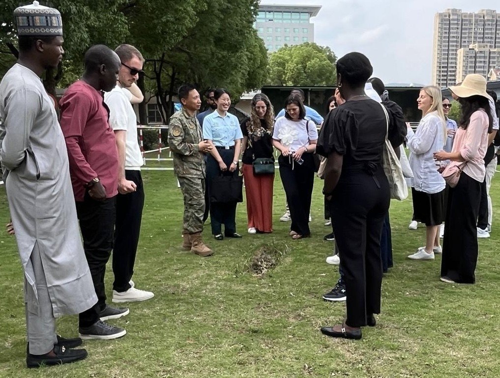 At the humanitarian mine-clearance training ground in the Army Engineering University in China 🇨🇳 (aeu.edu.cn/main.htm), the Fellows learnt about its international humanitarian demining assistance programs.
#DisarmamentFellowship