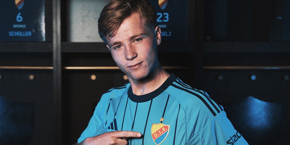 Sommarens två första nyförvärv är på plats – och mycket mer lär hända de kommande veckorna.

Vi fortsätter att samla allt kring Djurgårdens silly season här. 

✍️ svenskafans.com/fotboll/silly-…