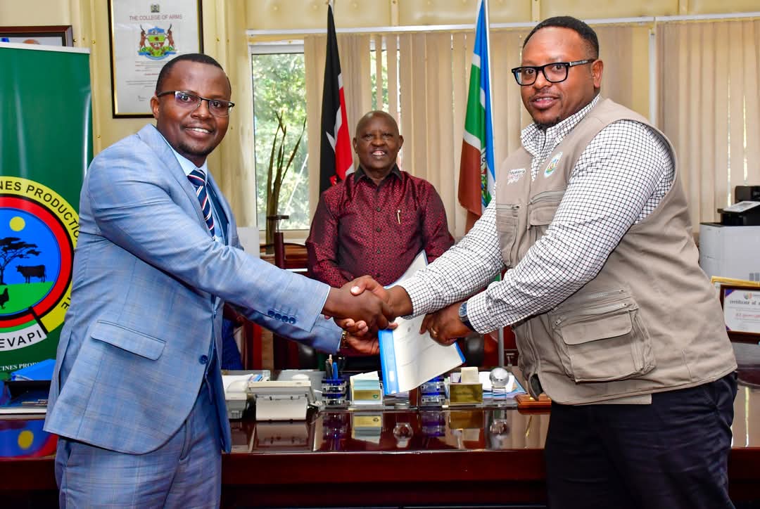 kevevapi's tweet photo. From A.M to P.M.Our engagement with the county governments stepped a notch higher,this afternoon KEVEVAPI put pen to paper through an MOU with the Central Region Economic Bloc(CEREB)under the chairmanship of HE Governor Mwalimu Mutahi Kahiga. #QualityVaccines #KEVEVAPI #CEREB https://t.co/4X0JDbCUNE