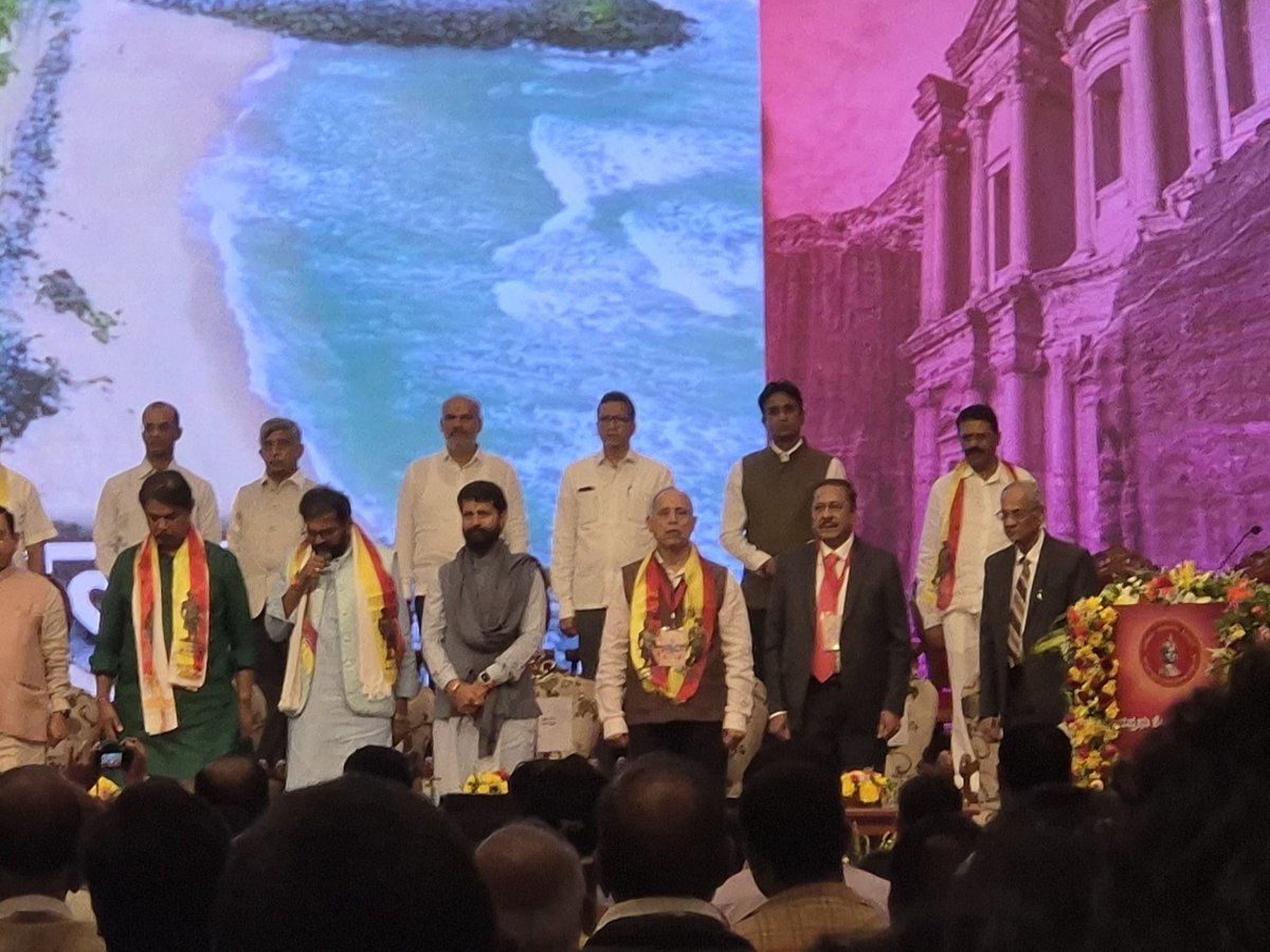 ravimlapa's tweet photo. ಬೆಂಗಳೂರಿನ ಅರಮನೆ ಮೈದಾನದಲ್ಲಿ ನಡೆದ ನಾಡಪ್ರಭು ಕೆಂಪೇಗೌಡರ 516ನೇ ಜನ್ಮ ದಿನನೋತ್ಸವ ಕಾರ್ಯಕ್ರಮದಲ್ಲಿ ಭಾಗವಹಿಸಿದ ಸಂದರ್ಭದಲ್ಲಿ https://t.co/kwW50xOEcZ