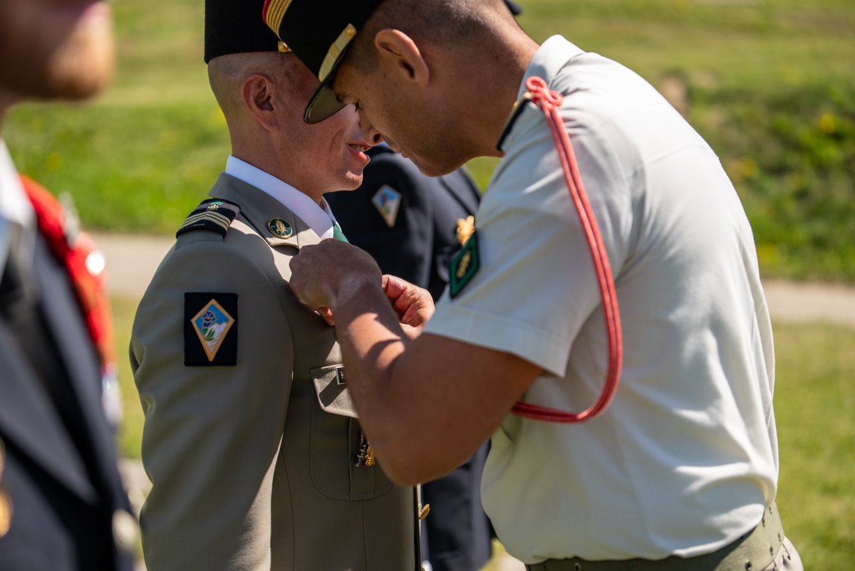 CDC_2eREG's tweet image. Durant la cérémonie de Saint-Bernard, au pied du Mont Cenis, le sergent-chef Ramiro a reçu son brevet de moniteur guide militaire des mains du chef de corps. Au sein du régiment, il devient le premier à obtenir ce brevet par la voie du brevet militaire de niveau 2 montagne.