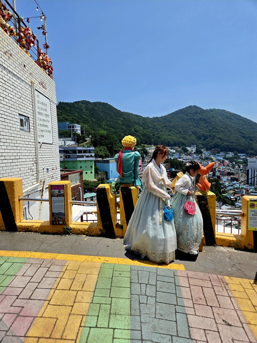 eyilmaz_mx's tweet image. #Corea 🇰🇷 no es solo #Seúl 🇰🇷. Realizamos unas visitas casi obligadas en el interior del país:
#Jeonju 🇰🇷 con un impecable barrio tradicional
#Gyeongju 🇰🇷 la antigua capital y sede del famoso Templo #Budista ☸️ de #Bulguksa
#Busan 🇰🇷 la 2ª ciudad y el puerto más importante del…