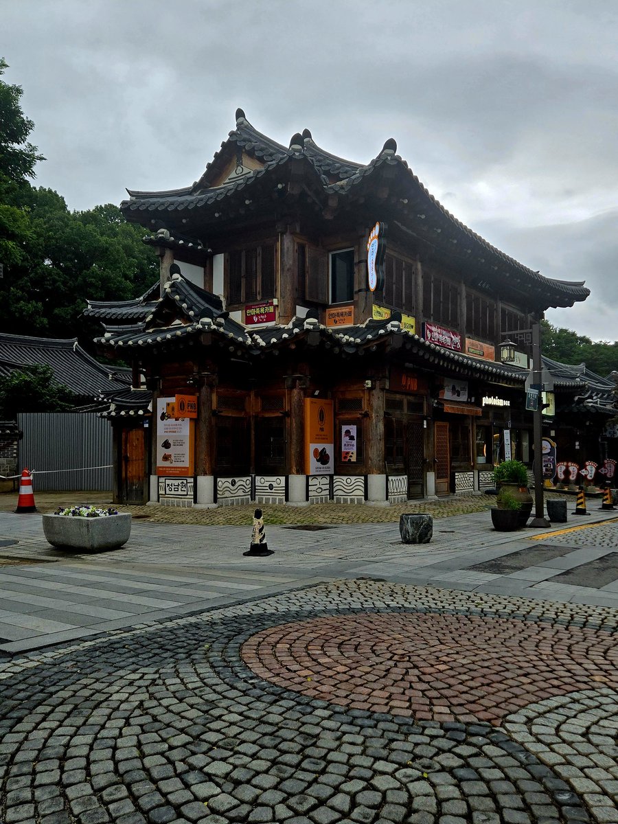 eyilmaz_mx's tweet image. #Corea 🇰🇷 no es solo #Seúl 🇰🇷. Realizamos unas visitas casi obligadas en el interior del país:
#Jeonju 🇰🇷 con un impecable barrio tradicional
#Gyeongju 🇰🇷 la antigua capital y sede del famoso Templo #Budista ☸️ de #Bulguksa
#Busan 🇰🇷 la 2ª ciudad y el puerto más importante del…