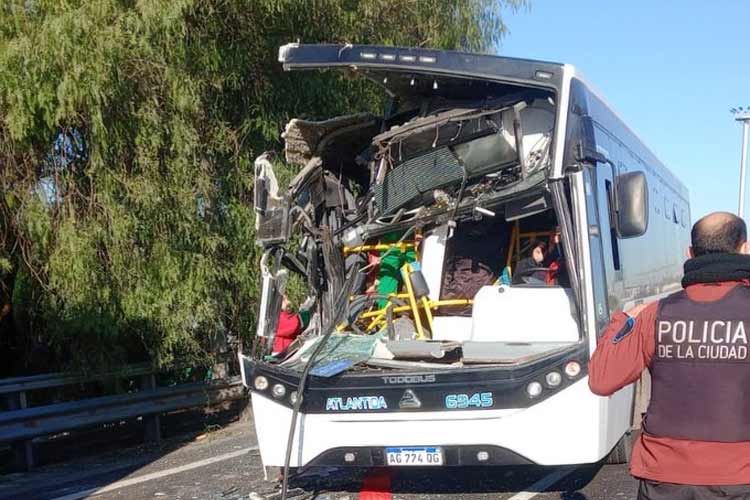 Accidente en General Paz: Un colectivo chocó con un camión y hay 40 personas asistidas elcomercioonline.com.ar/articulos/6010… a través de <a href="/elcomercioline/">elcomercioonline</a>