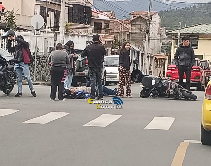 🔴#Cuenca| Se reporta un motociclista herido en accidente de tránsito en la  Avenida Yanahurco y Antisana. Unidad de taxi involucrado en el siniestro