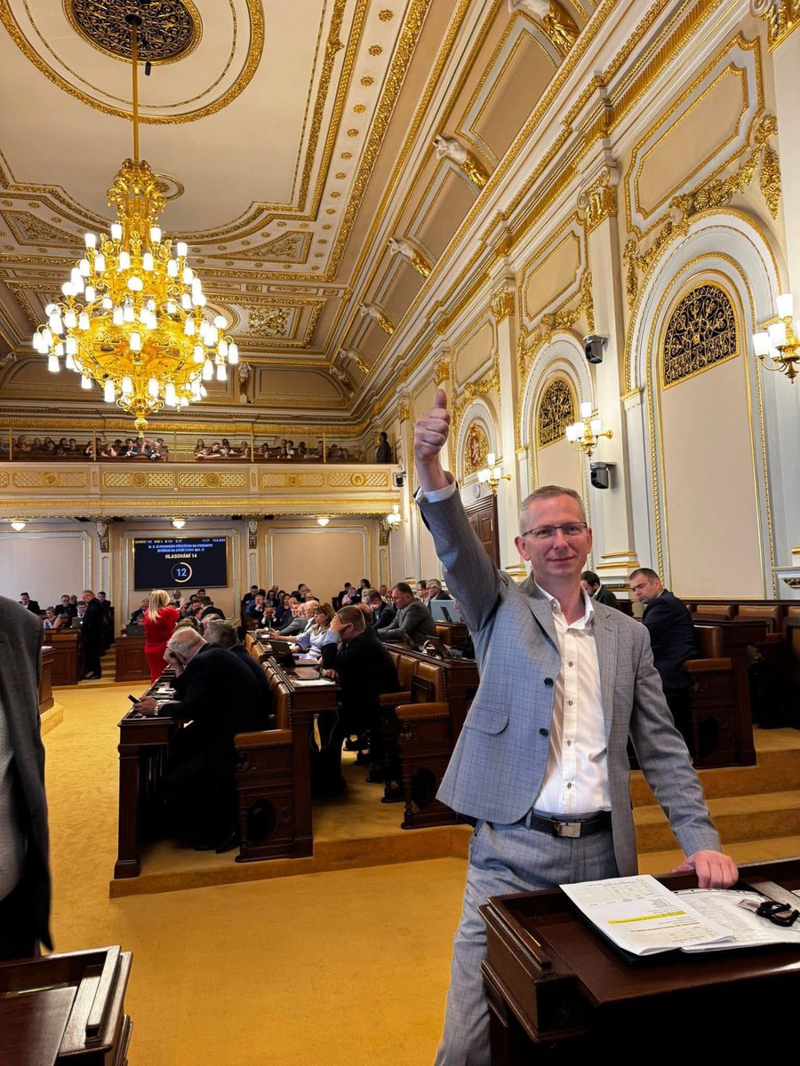 ✅Výborná zpráva pro podnikatele: Sněmovna schválila zákon o jednotném měsíčním hlášení zaměstnavatele. Místo až 25 různých formulářů stačí od příštího roku jedno online hlášení. Reálné zjednodušení podnikání. 
Díky všem v čele s <a href="/MJureka/">Marian Jurečka</a>.