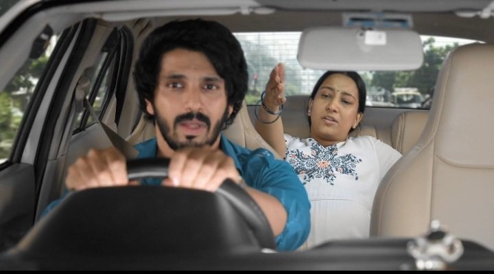 He cancelled  the trip so he can take a pregnent lady to hospital. He also advise the lady she should not be alone in this situation.
#SachinDeshmukh #KanwarDhillon #UdneKiAasha
